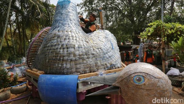 Botol Plastik Disulap Jadi Perahu Hias Burung Merak