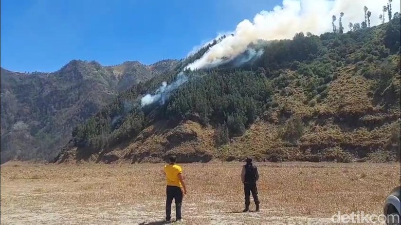 Kawasan Bromo Kembali Terbakar