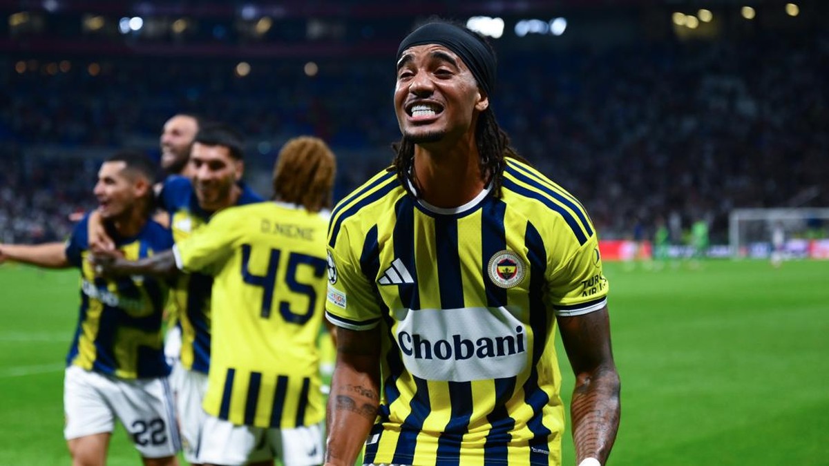 Archie Brown merayakan sukses Fenerbahce lolos ke Liga Champions 2026/2027. (Foto: Arif Hudaverdi Yaman/Anadolu via Getty Images)