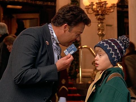 Film Home Alone 2: Lost in New York (1992) Tim Curry dan Macaulay Culkin dalam Home Alone 2: Lost in New York (1992)