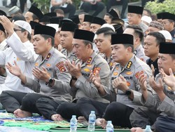 Ikhtiar Hadapi Kemarau & Ancaman Karhutla, Polda Sumsel Gelar Salat Istisqa