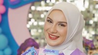 Potret Irish Bella di Ultah Putrinya, Bumil Cantik Glowing Berbusana Simpel