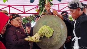 Melihat Jamasan Gong Kiai Pradah Blitar, Warga Berebut Air Bekas Ritual