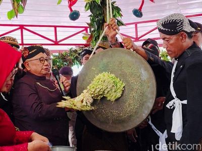 Melihat Jamasan Gong Kiai Pradah Blitar, Warga Berebut Air Bekas Ritual