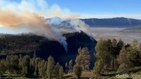 Api di Gunung Bromo Dekati Homestay dan Jembatan Kaca
