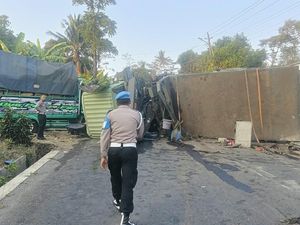 Tronton Salip Truk Picu Laka Beruntun di Turunan Rujak Asem Temanggung