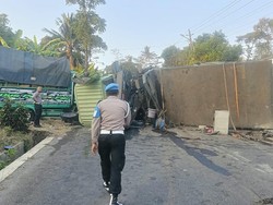 Tronton Salip Truk Picu Laka Beruntun di Turunan Rujak Asem Temanggung