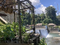 Spot Wisata Dam Tukad Unda Terbengkalai, Gazebo Lapuk Dipenuhi Semak