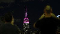 Dolly Parton Meninggal, Menara Empire State Building Berubah Jadi Pink