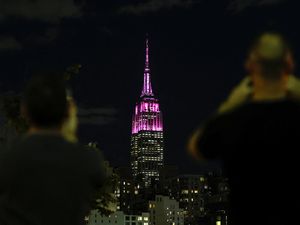Dolly Parton Meninggal, Menara Empire State Building Berubah Jadi Pink