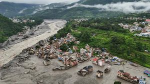 Lumpur Tutupi Permukiman Usai Banjir Bandang