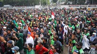 Massa Sampaikan Aspirasi di Depan Gedung DPR