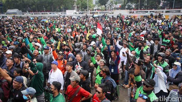 Massa Sampaikan Aspirasi di Depan Gedung DPR