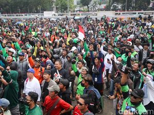 Massa Sampaikan Aspirasi di Depan Gedung DPR