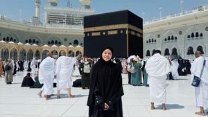 7 Gaya Hijab Ummi Quary di Tanah Suci, Bikin Pangling Pakai Busana Syari