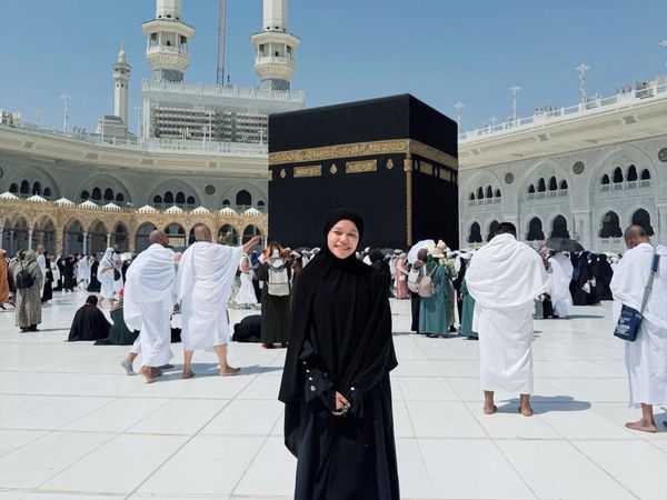 7 Gaya Hijab Ummi Quary di Tanah Suci, Bikin Pangling Pakai Busana Syari