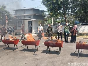 Senjata Api hingga Sabu Dimusnahkan di Halaman Kantor Kejari Indramayu