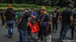 Petugas Periksa Barang Bawaan Massa Sebelum Masuk Zona Demo DPR