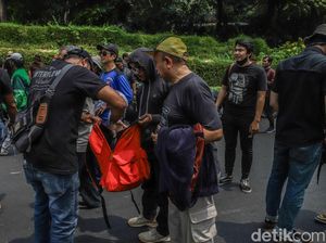 Petugas Periksa Barang Bawaan Massa Sebelum Masuk Zona Demo DPR