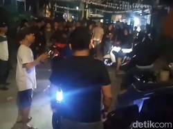 Polisi Diamuk Massa Saat Evakuasi Pelaku Penyerangan Warga di Makassar