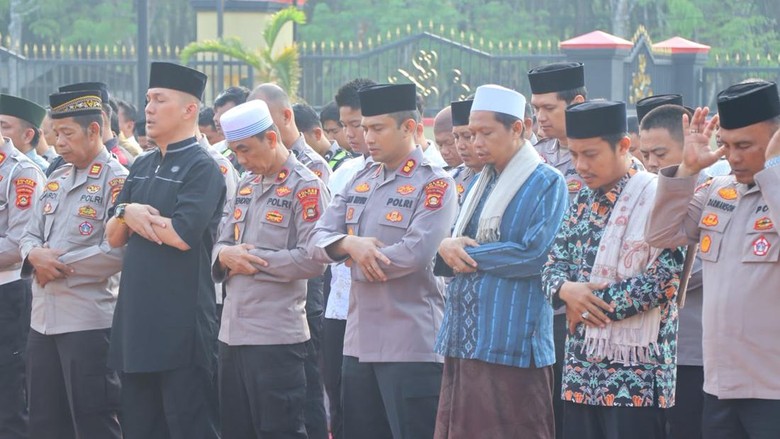 Polres OKU Timur Gelar Salat Istisqa Bersama Masyarakat, Ikhtiar Atasi Karhutla