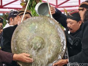 Tradisi Air Jamasan Gong Kiai Pradah Blitar Jadi Rebutan Ribuan Warga