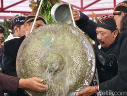 Tradisi Air Jamasan Gong Kiai Pradah Blitar Jadi Rebutan Ribuan Warga