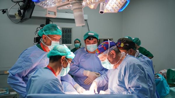 Foto: Detik-detik Tim Dokter RSAB Harkit Operasi Janin dalam Kandungan, Pertama di RI