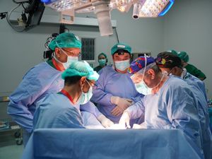 Foto: Detik-detik Tim Dokter RSAB Harkit Operasi Janin dalam Kandungan, Pertama di RI