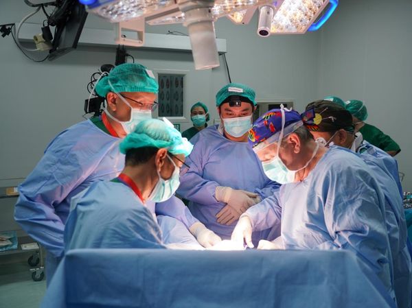 Foto: Detik-detik Tim Dokter RSAB Harkit Operasi Janin dalam Kandungan, Pertama di RI