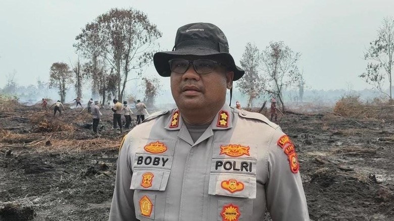 Satgas Karhutla Kerahkan Alat Berat Sekat Kebakaran di Rimbo Panjang Kampar