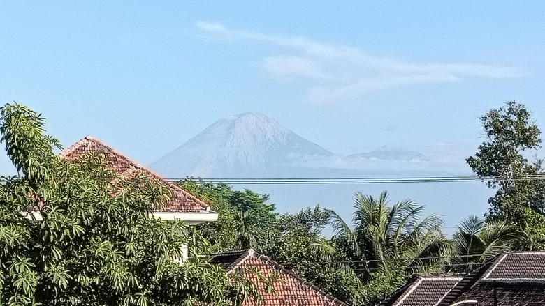 Semeru Luncurkan Lava Pijar Sejauh 1,5 Km Saat TNBTS Masih Terbakar