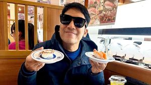 Asyiknya Desta Makan Sushi hingga Nongkrong Santai Bareng Ariel NOAH
