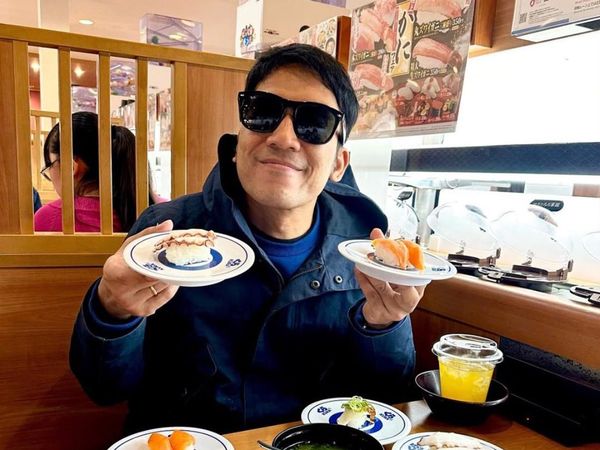 Asyiknya Desta Makan Sushi hingga Nongkrong Santai Bareng Ariel NOAH