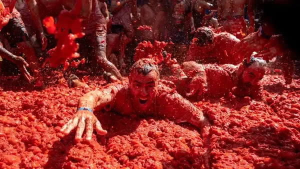 Serunya La Tomatina 2026, Ribuan Orang Perang Tomat di Jalanan Spanyol