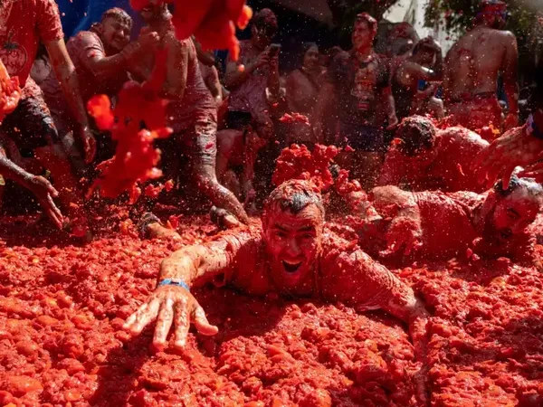 Serunya La Tomatina 2026, Ribuan Orang Perang Tomat di Jalanan Spanyol