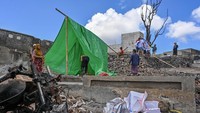 Tenda Darurat Warnai Desa Adat Sade Pascakebakaran