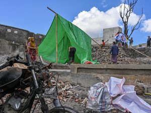 Tenda Darurat Warnai Desa Adat Sade Pascakebakaran
