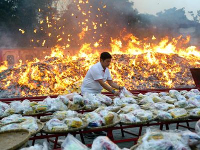 Tradisi Hungry Ghost di Medan, Warga Tionghoa Bakar Kertas Persembahan