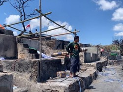 Jelang Menpar Datang, Warga Adat Sade Bangun Tenda di Lokasi Kebakaran