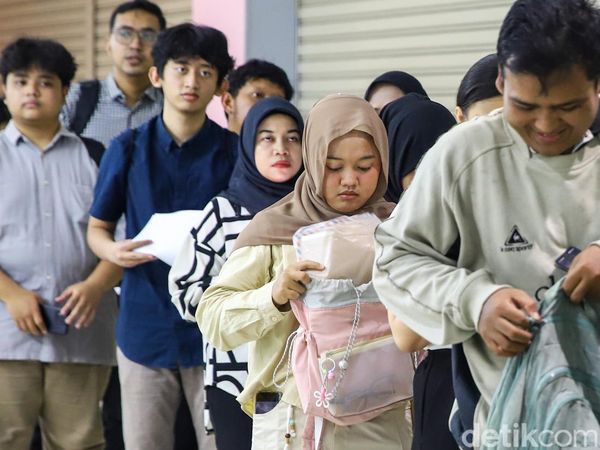 Antusias Pencari Kerja Berburu Lowongan di Job Fair