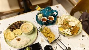 Asyiknya Minum Teh Poci Sambil Cicip Mie Goreng Kampung dan Tahu Kemul