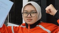 Kisah Haru Mahasiswi Bandung: Kuliah Sambil Narik Ojol Hingga Jadi Sarjana