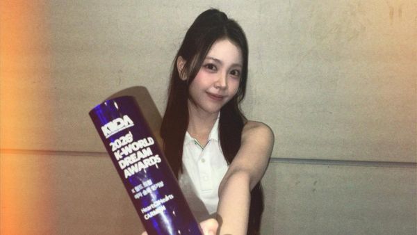 Potret Carmen Hearts2Hearts Cetak Sejarah, Menang Piala Idol Terpopuler