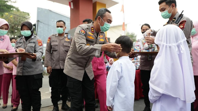 Cegah ISPA akibat Karhutla, Kapolda Sumsel Bagikan Ribuan Masker