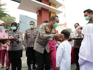 Cegah ISPA akibat Karhutla, Kapolda Sumsel Bagikan Ribuan Masker
