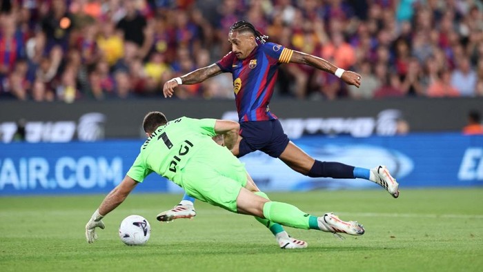 Barcelonas Brazilian forward #11 Raphinha prepares to score his teams first goal during the Spanish league football match between FC Barcelona and Athletic Club Bilbao at Camp Nou Stadium in Barcelona on August 27, 2026. (Photo by Josep LAGO / AFP)