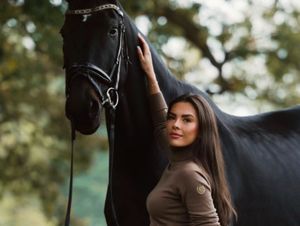 7 Potret Gemma Owen, Putri Michael Owen yang Kini Jadi Atlet Kuda