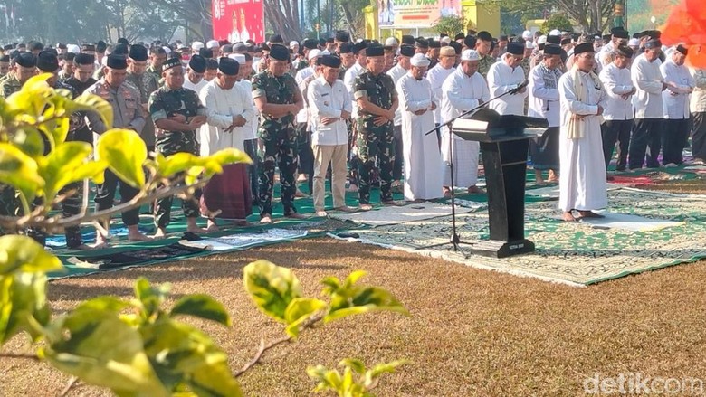 Gubernur Kalteng dan Ribuan Warga Kobar Salat Istisqa