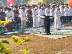 Gubernur Kalteng dan Ribuan Warga Kobar Salat Istisqa